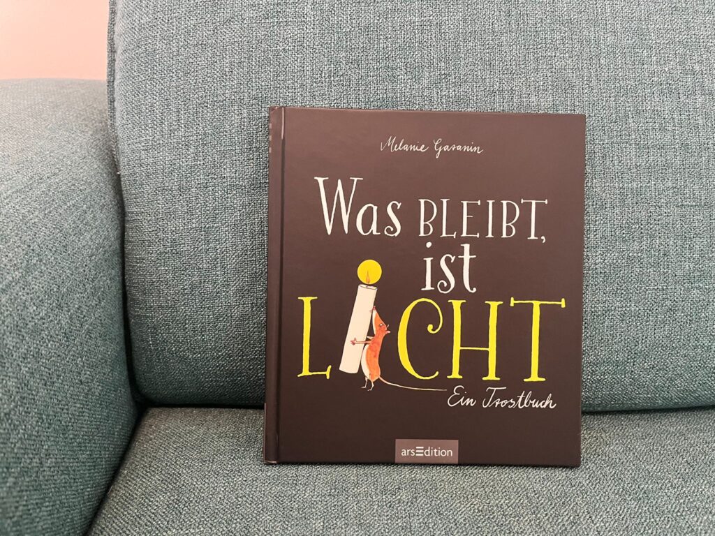 Buchcover - Was bleibt ist Licht. Buch des Monats